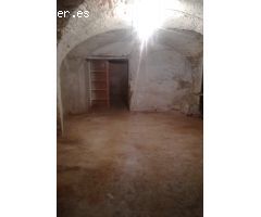 Espacio Único en el Corazón de Castellón de Ampurias con Potencial Ilimitado