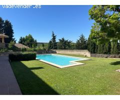 ???? Encanto y Tranquilidad a un Paso de l’Escala: Casa con Garaje, Piscina y Gran Altillo Multiespa