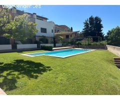 ???? Encanto y Tranquilidad a un Paso de l’Escala: Casa con Garaje, Piscina y Gran Altillo Multiespa
