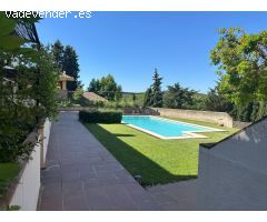 ???? Encanto y Tranquilidad a un Paso de l’Escala: Casa con Garaje, Piscina y Gran Altillo Multiespa