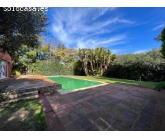 Espléndida villa  en una planta con piscina en Reyes y Reinas