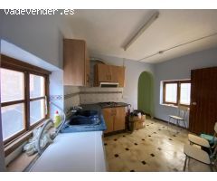 Casa Céntrica y con potencial: casa con visión de edificio de apartamentos