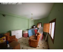 Casa Céntrica y con potencial: casa con visión de edificio de apartamentos