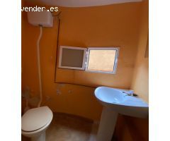 Casa Céntrica y con potencial: casa con visión de edificio de apartamentos