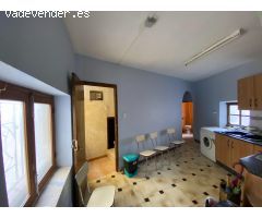 Casa Céntrica y con potencial: casa con visión de edificio de apartamentos