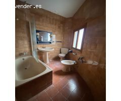Casa Céntrica y con potencial: casa con visión de edificio de apartamentos