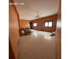 Casa Céntrica y con potencial: casa con visión de edificio de apartamentos