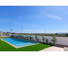 Apartamento de 2 dormitorios y 2 baños con piscina comunitaria y amplio jardín.