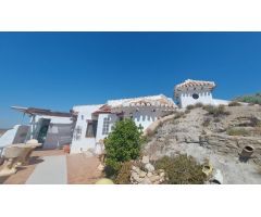 casa cueva parcial con jardín, terraza y garaje en Galera