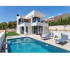 villa independiente con piscina privada y vistas al mar