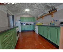 Descubre el Encanto y Atractivo Único de Esta Hermosa Casa Cueva de 3 Dormitorios con Apartamento In