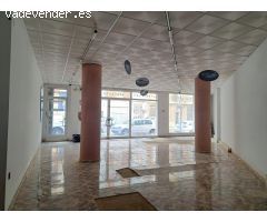 Amplio local con mucha luz y oficina.