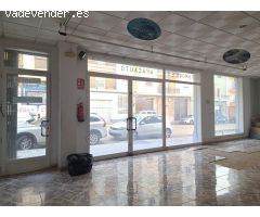Amplio local con mucha luz y oficina.