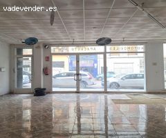 Amplio local con mucha luz y oficina.
