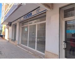 Amplio local con mucha luz y oficina.