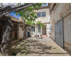 Excelente casa en planta baja con amplio patio y fachada a dos calles.