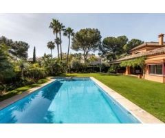 Encantadora villa de estilo andaluz en la milla de oro de Marbella