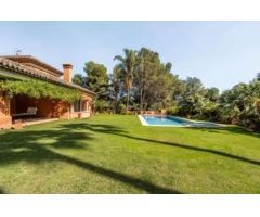Encantadora villa de estilo andaluz en la milla de oro de Marbella
