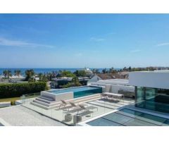 Moderna mansión de lujo con vistas al mar en la Milla de Oro de Marbella