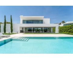 Moderna mansión de lujo con vistas al mar en la Milla de Oro de Marbella