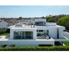 Moderna mansión de lujo con vistas al mar en la Milla de Oro de Marbella