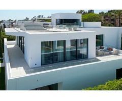 Moderna mansión de lujo con vistas al mar en la Milla de Oro de Marbella