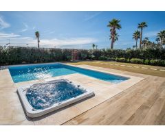 Encantadora Villa  frente a la playa en Jardines Velaya – Nueva Milla de Oro, Estepona