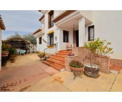¡Impresionante chalet dividido en dos viviendas!