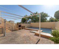 Pareado con piscina, barbacoa y garaje en Belicena – a 15 min de Granada