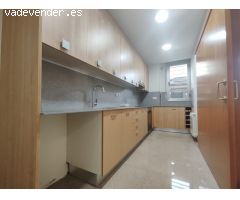 Planta baja de 2 habitaciones con patio interior en venta, centro de Granollers