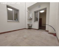 Planta baja de 2 habitaciones con patio interior en venta, centro de Granollers