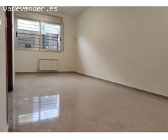 Planta baja de 2 habitaciones con patio interior en venta, centro de Granollers