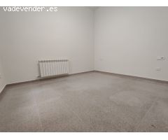 Planta baja de 2 habitaciones con patio interior en venta, centro de Granollers