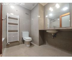 Planta baja de 2 habitaciones con patio interior en venta, centro de Granollers