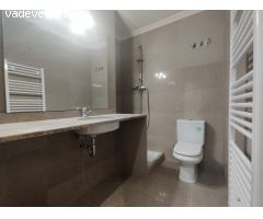 Planta baja de 2 habitaciones con patio interior en venta, centro de Granollers