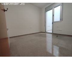 Planta baja de 2 habitaciones con patio interior en venta, centro de Granollers