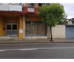 Local en la travesía del pueblo