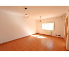 CASA INDEPENDIENTE CON PISCINA EN VENTA URB. CALAFELL PARK