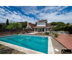 Les presentamos casa en Vilassar de Dalt con jardín, piscina, garaje y excelentes vistas al mar!