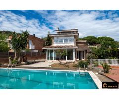 Les presentamos casa en Vilassar de Dalt con jardín, piscina, garaje y excelentes vistas al mar!