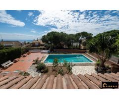Les presentamos casa en Vilassar de Dalt con jardín, piscina, garaje y excelentes vistas al mar!