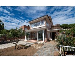 Les presentamos casa en Vilassar de Dalt con jardín, piscina, garaje y excelentes vistas al mar!
