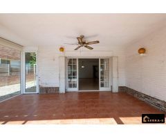 Les presentamos casa en Vilassar de Dalt con jardín, piscina, garaje y excelentes vistas al mar!