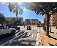 Se vende local comercial en pleno centro de Granollers, ideal para tienda u oficina.