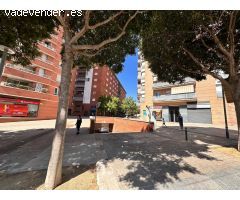 Se vende local comercial en pleno centro de Granollers, ideal para tienda u oficina.