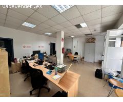 Se vende local comercial en pleno centro de Granollers, ideal para tienda u oficina.