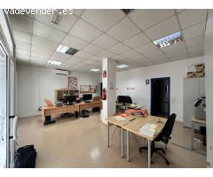 Se vende local comercial en pleno centro de Granollers, ideal para tienda u oficina.