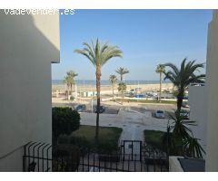 ¡Vive frente al mar en este fabuloso piso en primera línea de playa!