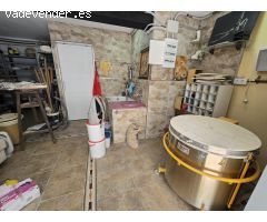 Oportunidad Única: Local Comercial de Esquina en Benidorm con Dos Espacios