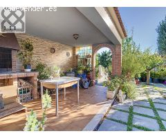 ENCANTADORA CASA CON JARDÍN Y PISCINA EN CAN MARTÍ PIERA